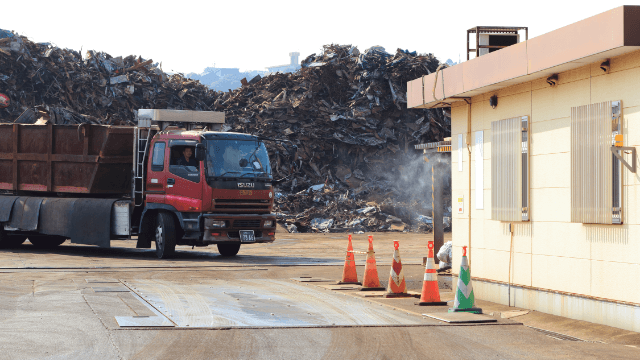 計量 運転手は乗ったまま、計量器で重さを計ります。