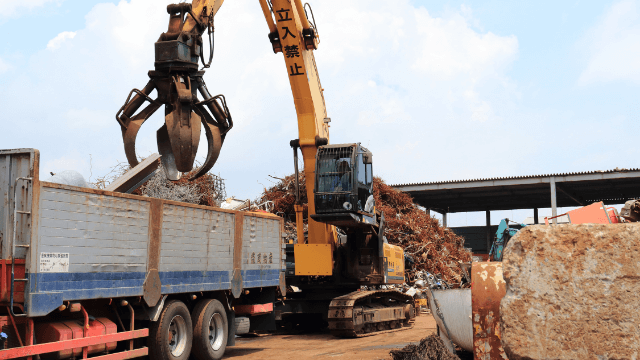 荷卸し 重機を使って、鉄スクラップの荷卸し。