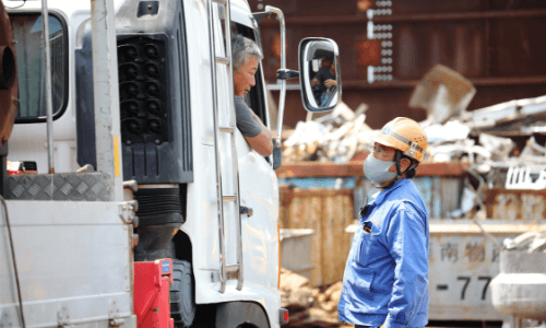 異物チェック 鉄スクラップでは、鉛や銅などの異物混入を防ぐために、お客様へのヒアリング、目視確認による選別を徹底しています。