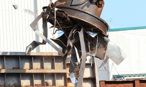 分別 重機を使って、鉄スクラップを種類ごとに分別します。