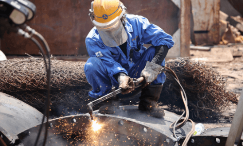 処理（解体・破砕・ガス切断） 分類の終わった鉄スクラップは、電気炉で溶かしやすいサイズにするため、解体・粉砕いたします。また、特殊なスクラップ等はガスによる切断を行います。