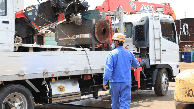 荷卸し トラックで運ばれ、フォークリフト等で荷卸しを行います。