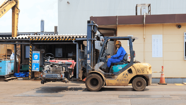 計量 スクラップの種類ごとに重量を測ります。